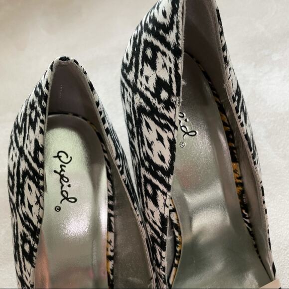 Qupid NWOB Ikat Print Black White Stiletto Platform Heels Size 7 Closed Toe - Picture 6 of 7